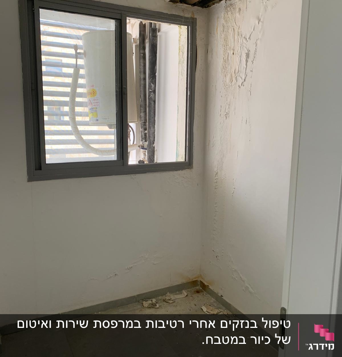 קיר עם רטיבות ותקרה מתקלפת ליד חלון
